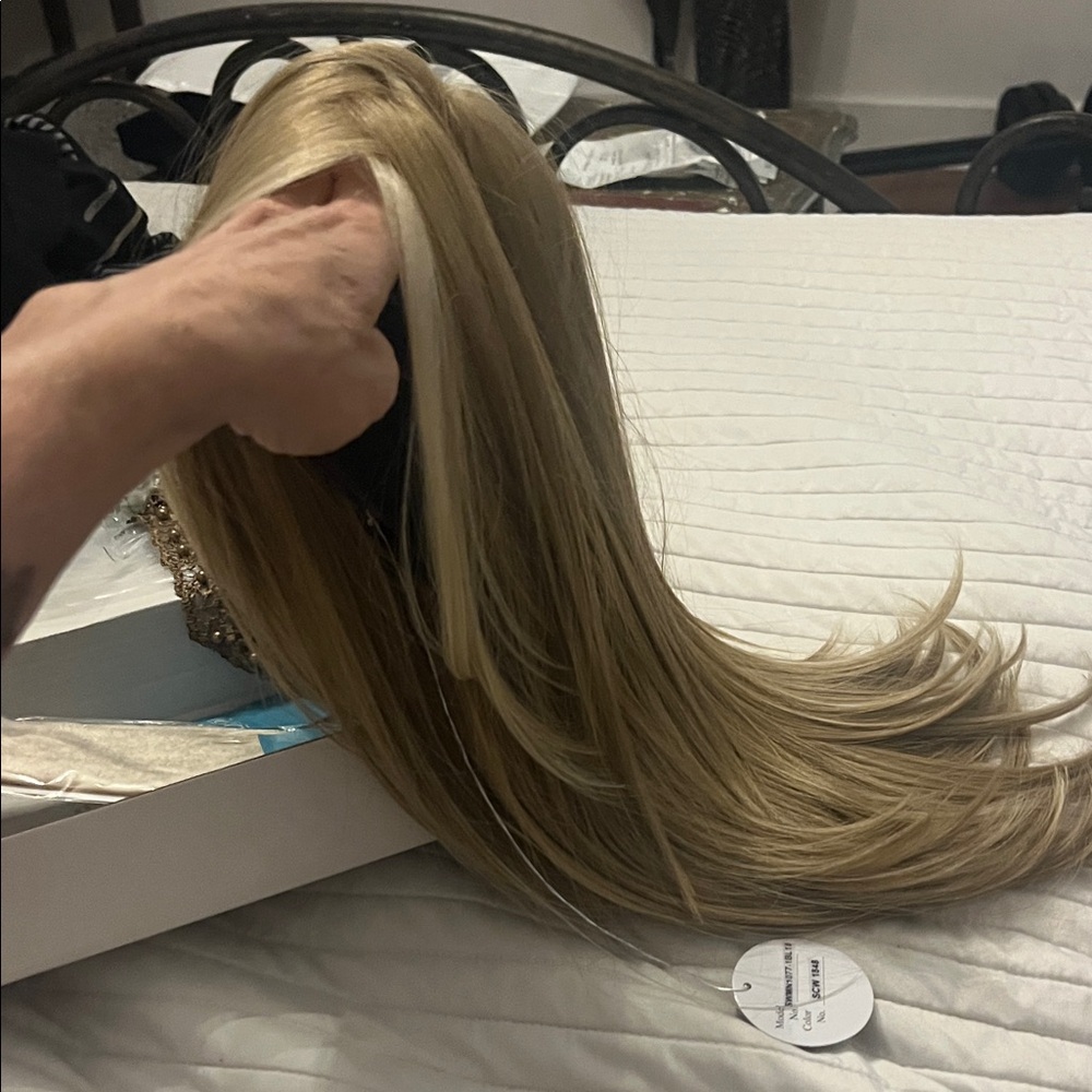 Blonde Women's glueless wig with money pieces. Human hair-Brand New 18” long